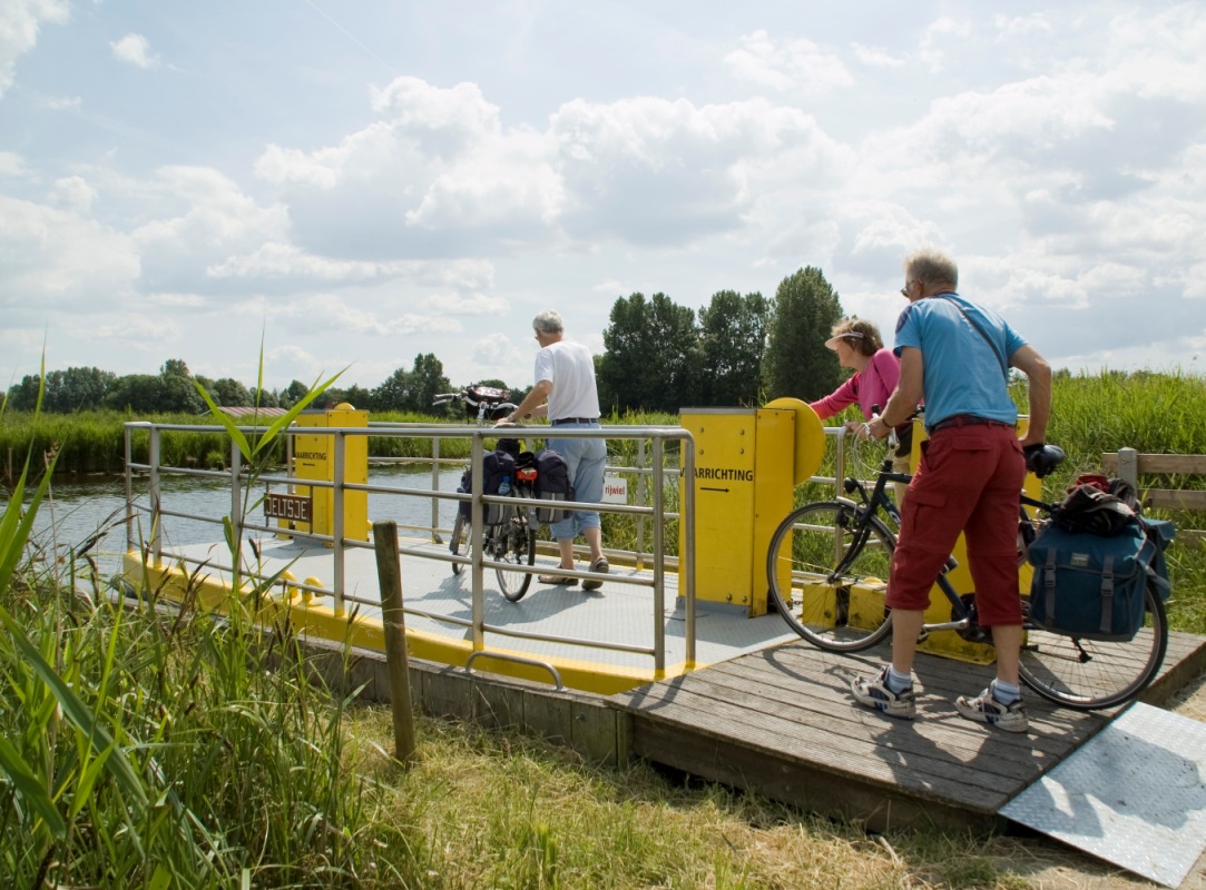 foto fietsers op voetveer - foto Gerda van Piggelen